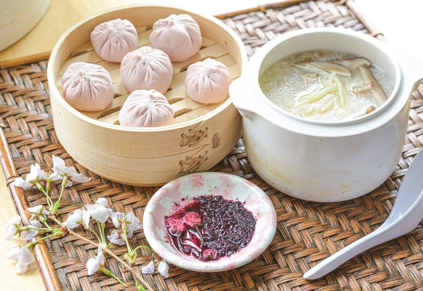 📌🌸Cherry blossom vegan soup dumplings + Hong Kong-styled Congee.  We saw the signs of Spring, and then we asked help from our Traditional Chinese Medicine advisor - what should people eat during Spring? Welp, congee was one of the answers. Let&rsqu