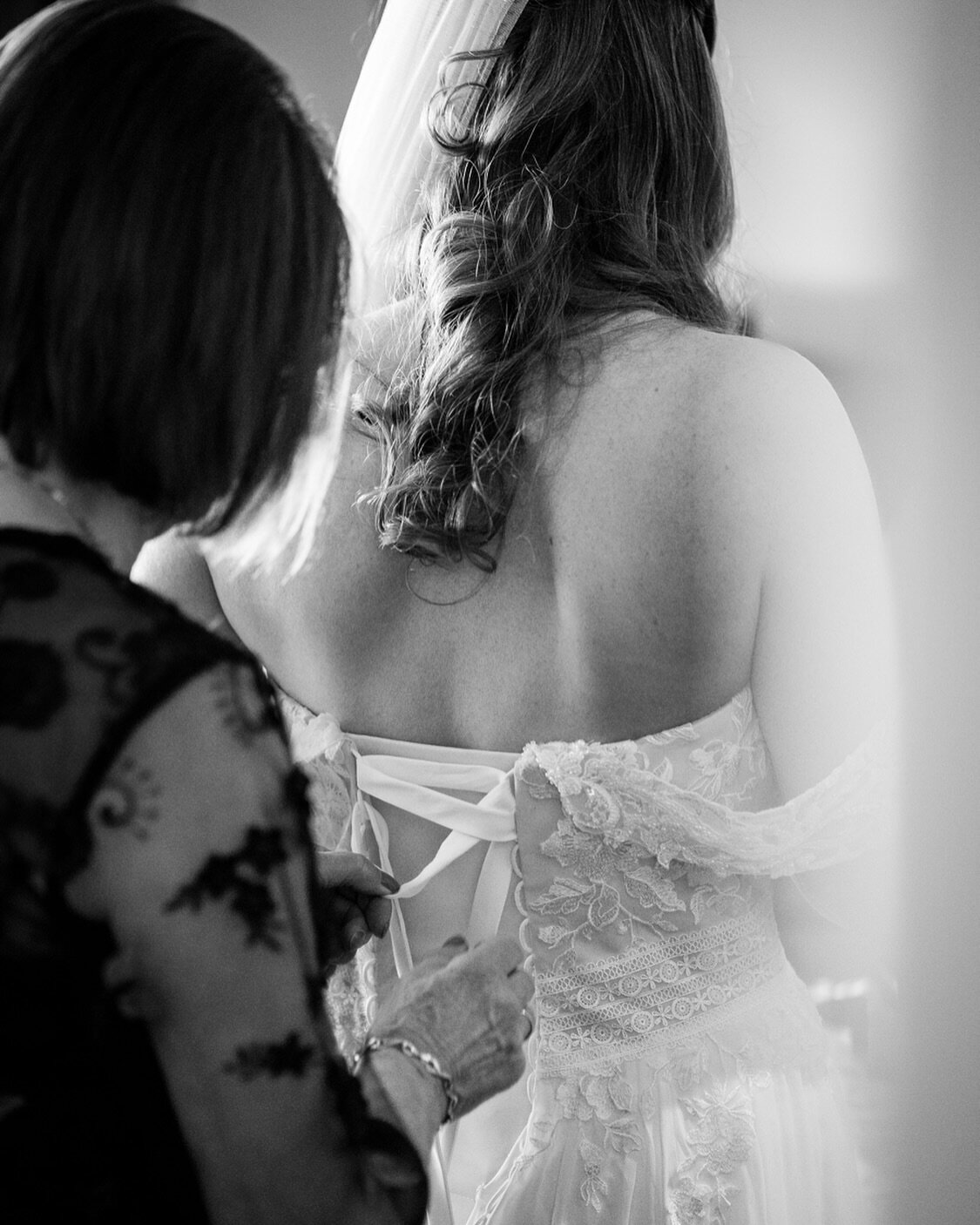 ⚡️FINAL TOUCHES ⚡️

Love this shot of the mother of the bride helping the bride with her dress last week! 📸

⚠️ 2024 is 65% booked! ⚠️

⚠️ 2025 is 40% booked! ⚠️

✅ Now taking bookings for 2026 ✅

⚡ Natural and Authentic Photography for Fun Couples!