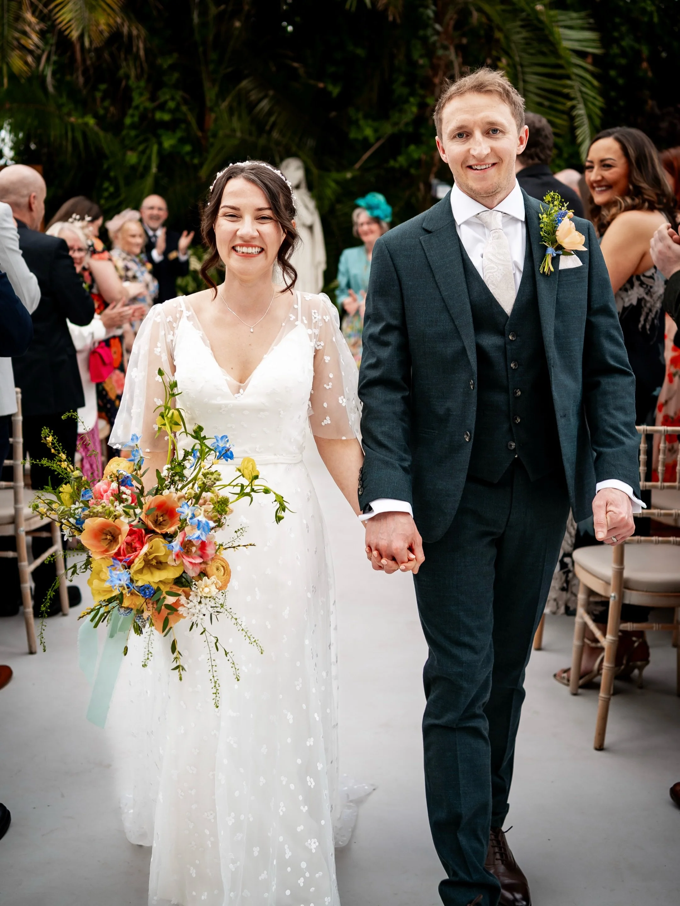 All this hot weather got me thinking of this amazing wedding I shot with @rachelburtphotography earlier in the year at @seftonparkpalmhouse 🔥

A venue simply unlike any other, LOADS of natural light and surrounded by amazing plants! 🌻

✅ Now taking