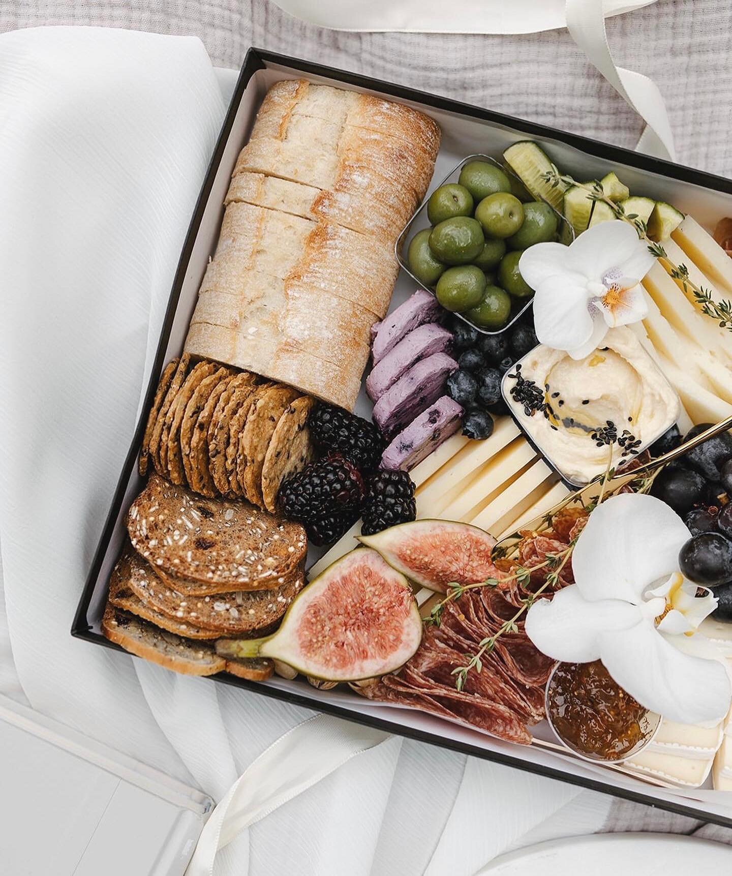 Pairs perfectly with picnics 🧺

#gifting #charcuterieboard #minigrazingtable #grazingtable #torontogifts #eventplanner #grazingbox #cheeselover #giftideastoronto #grazingbox #supportlocaltoronto #plattergoals #grazingplatter #picnicdate #grazingtabl