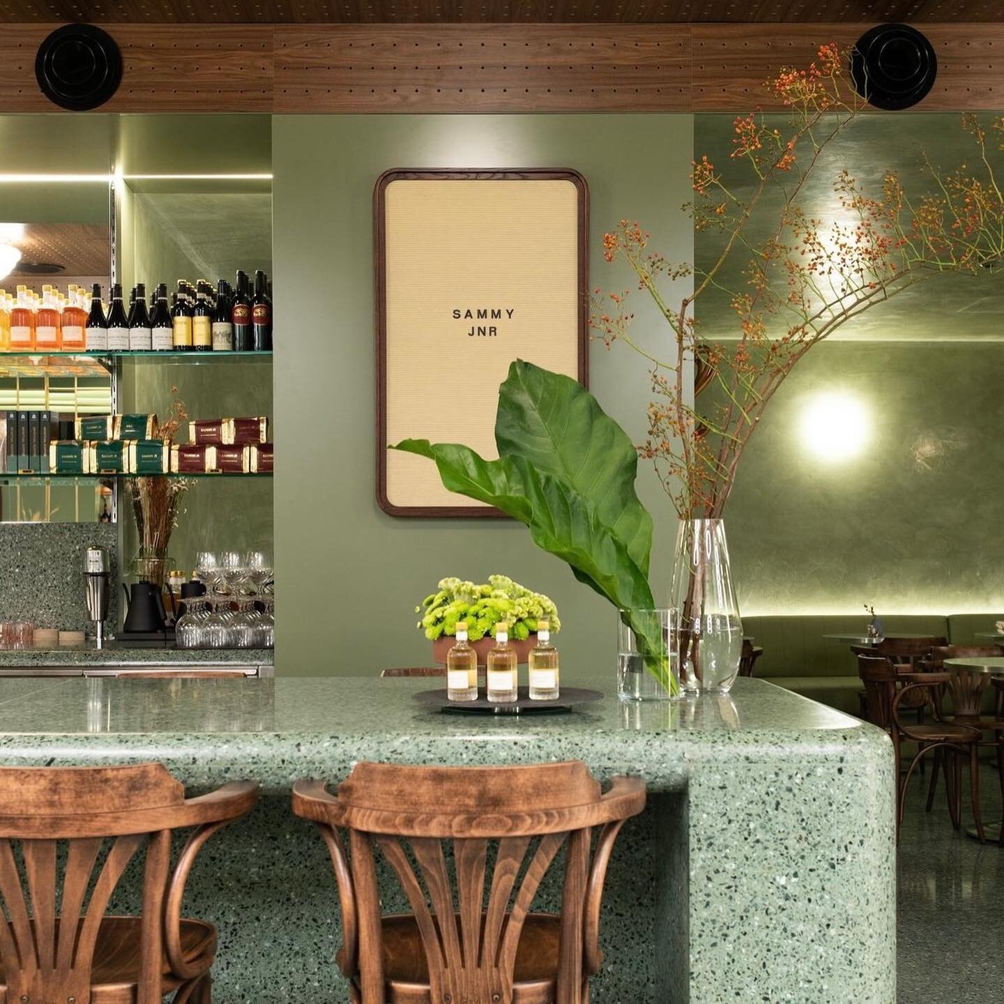 // FEATURE // Looking forward to starting a new project next week with @mobiusbuild and #georgelivissianis in the heart of Potts Point. Here&rsquo;s an example of their beautiful design and build work @sammy_junior_sydney
That bar !! 😍
💚🤍💚
.
.
.
