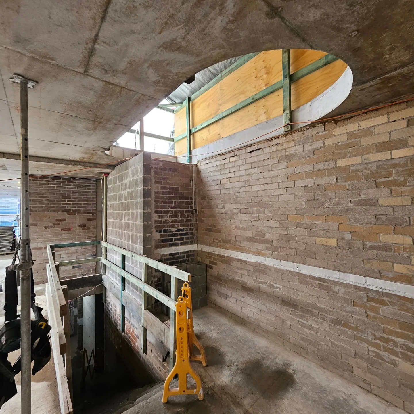 // HELLO CURVES // Stairs, windows &amp; walls ....😎
.
.
.
@baugroupconstruction
@alexander_andco 
@geotron_engineers
.
#ShellyBeachHouse #architecturelovers #construction #concrete