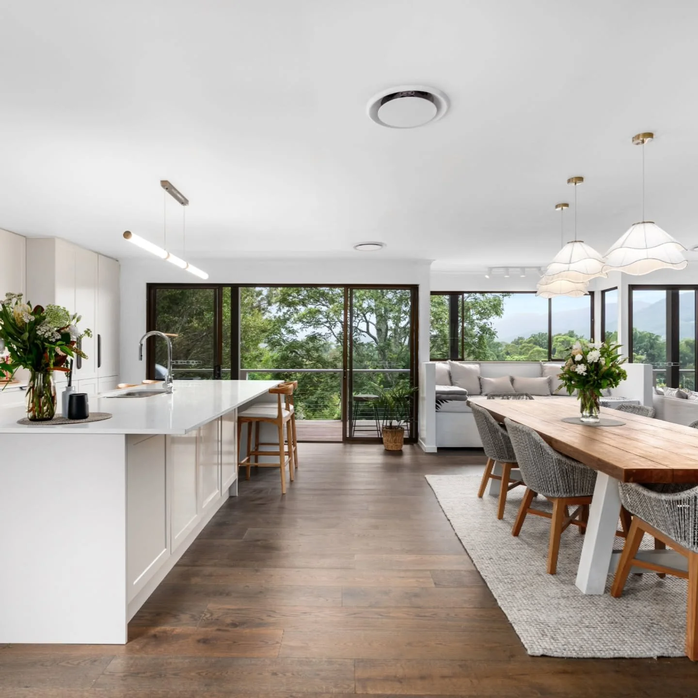 // SIDE HUSSLE // Which coincidently, is a lot like my main hussle, but with a lot more elbow grease !! 
After a very speedy 4 (and a bit) months of spending every weekend with a paintbrush in hand, I can finally stop insta-spamming everyone about KV