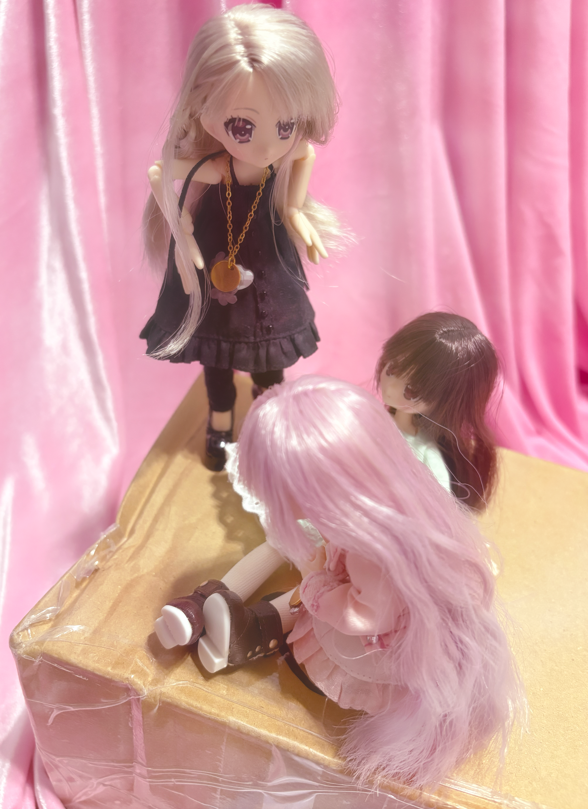 Three Azone Picco Neemo Lil Fairy dolls inspecting a newly arrived package
