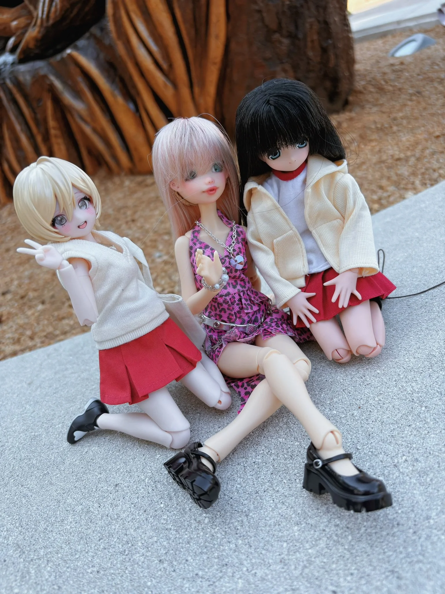 Cute 1/6 BJD ball jointed dolls sitting on in the park Pure Neemo Atelier Momoni Momonita