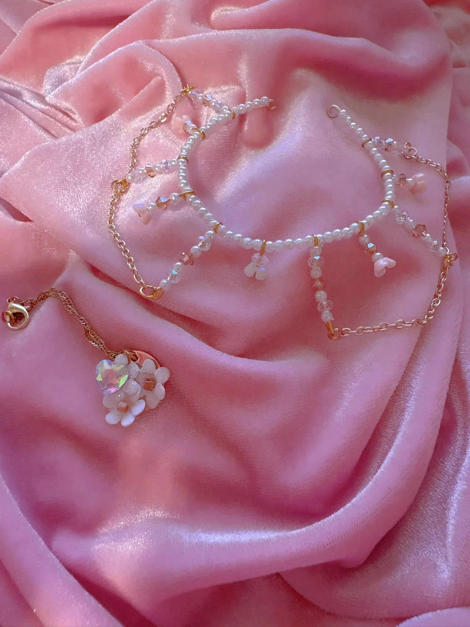 Sold. 

Crystal bead and pearl tiara with dainty flower bead and gold chain details. Includes matching crystal heart and flower necklace. 

Adjustable, best fits dolls with size 6/7 through size 8/9 heads.