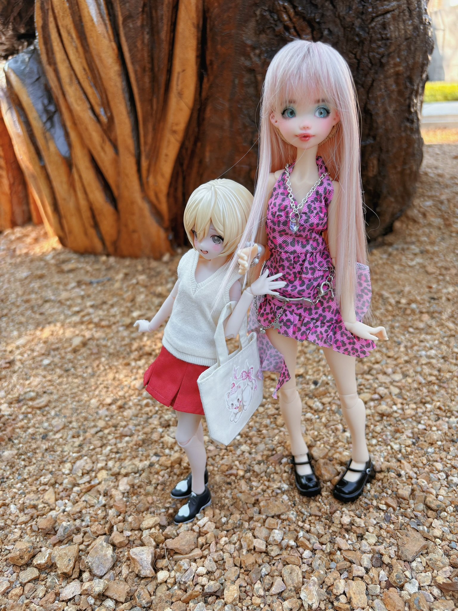 Atelier Momoni Momonita posing with kawaii 1/6 blind box BJD