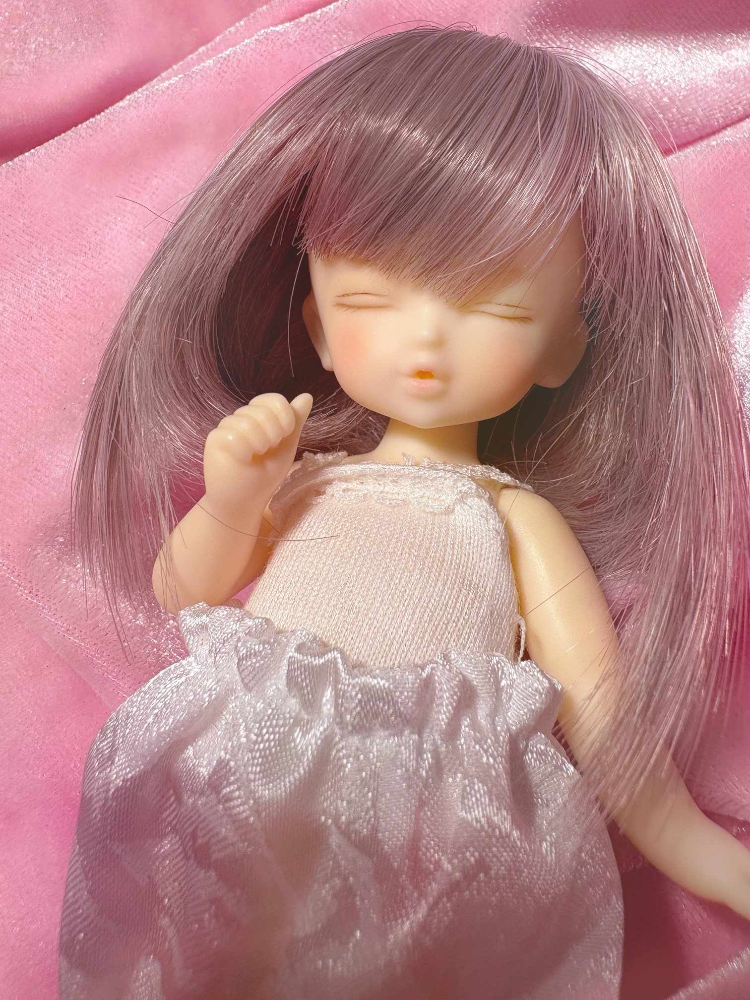 Sleeping face Volks Rei-Tenshi BJD ball jointed doll wearing Volks wig