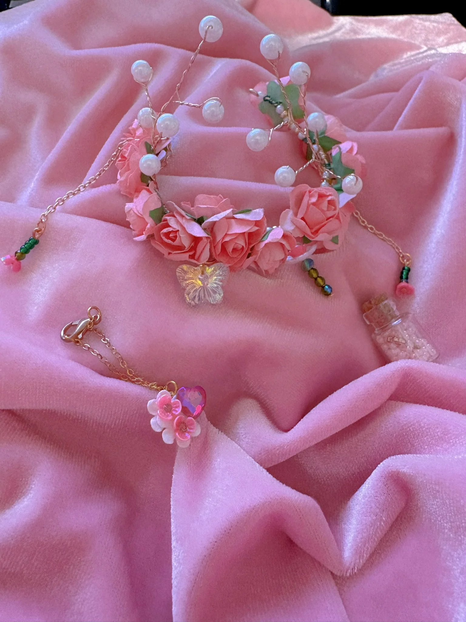 Sold. 

Coral pink rose crown with crystal butterflies. Includes matching crystal and flower necklace. 

Adjustable, best fits dolls with size 6/7 through size 8/9 heads.