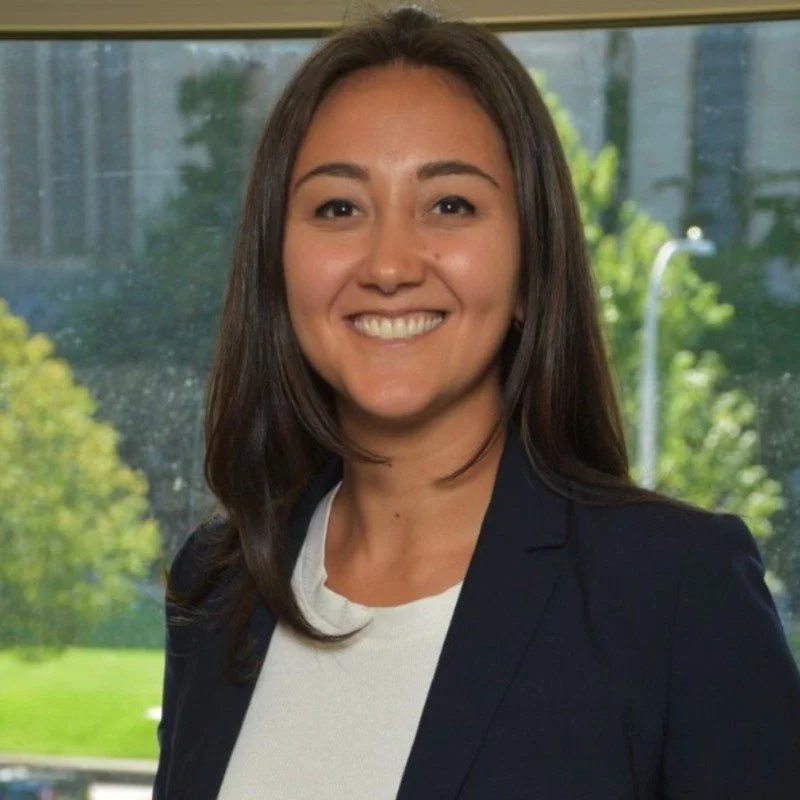 Headshot of Lorenza Ramírez in front of window background.
