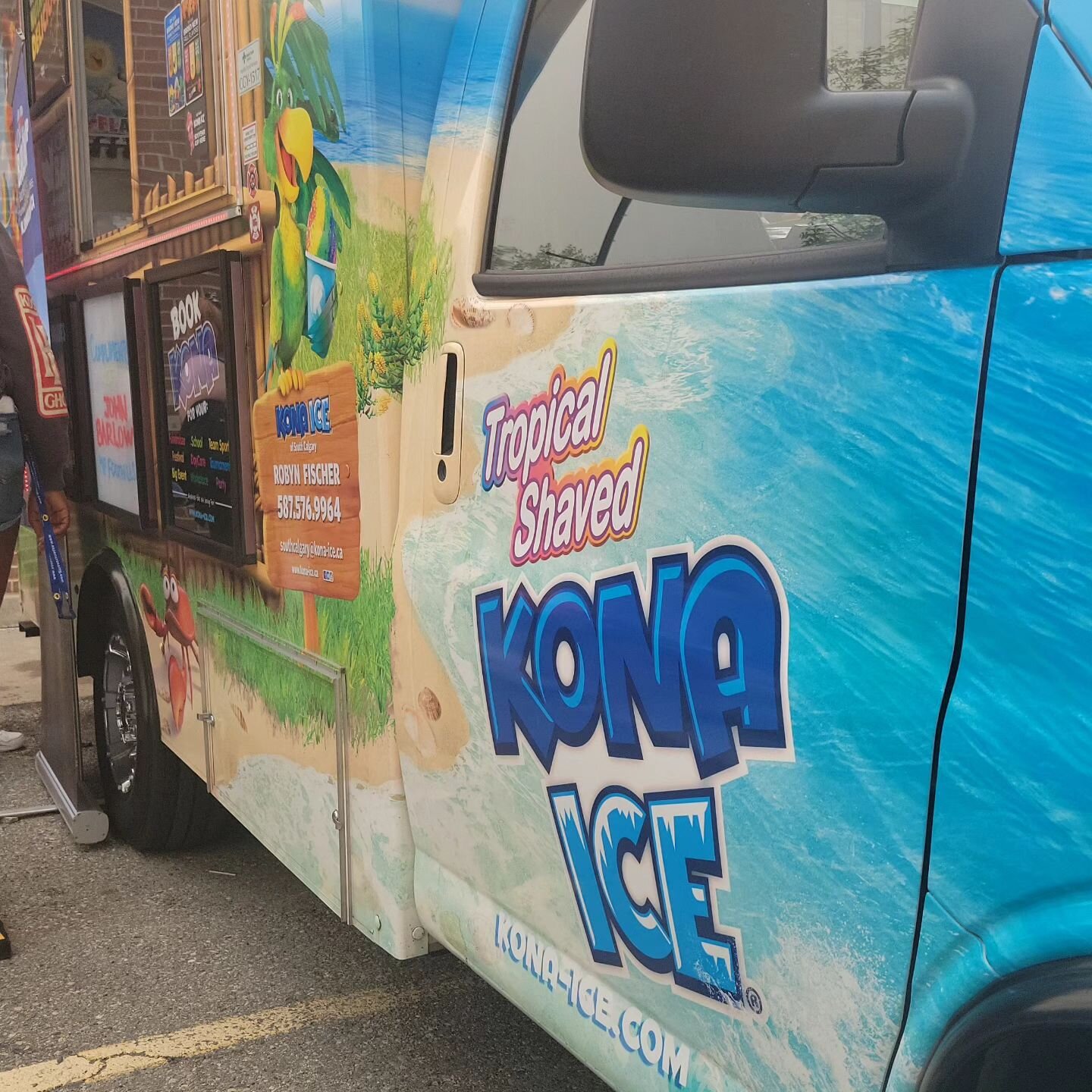 Spotted!
Chamber member @konaiceofsouthcalgary on 4th Ave SW.
Across from our office and members @workfreshhr and @freshlypressedyyc 

What a parade!

#littlebritchesparade2023 #HighRiver