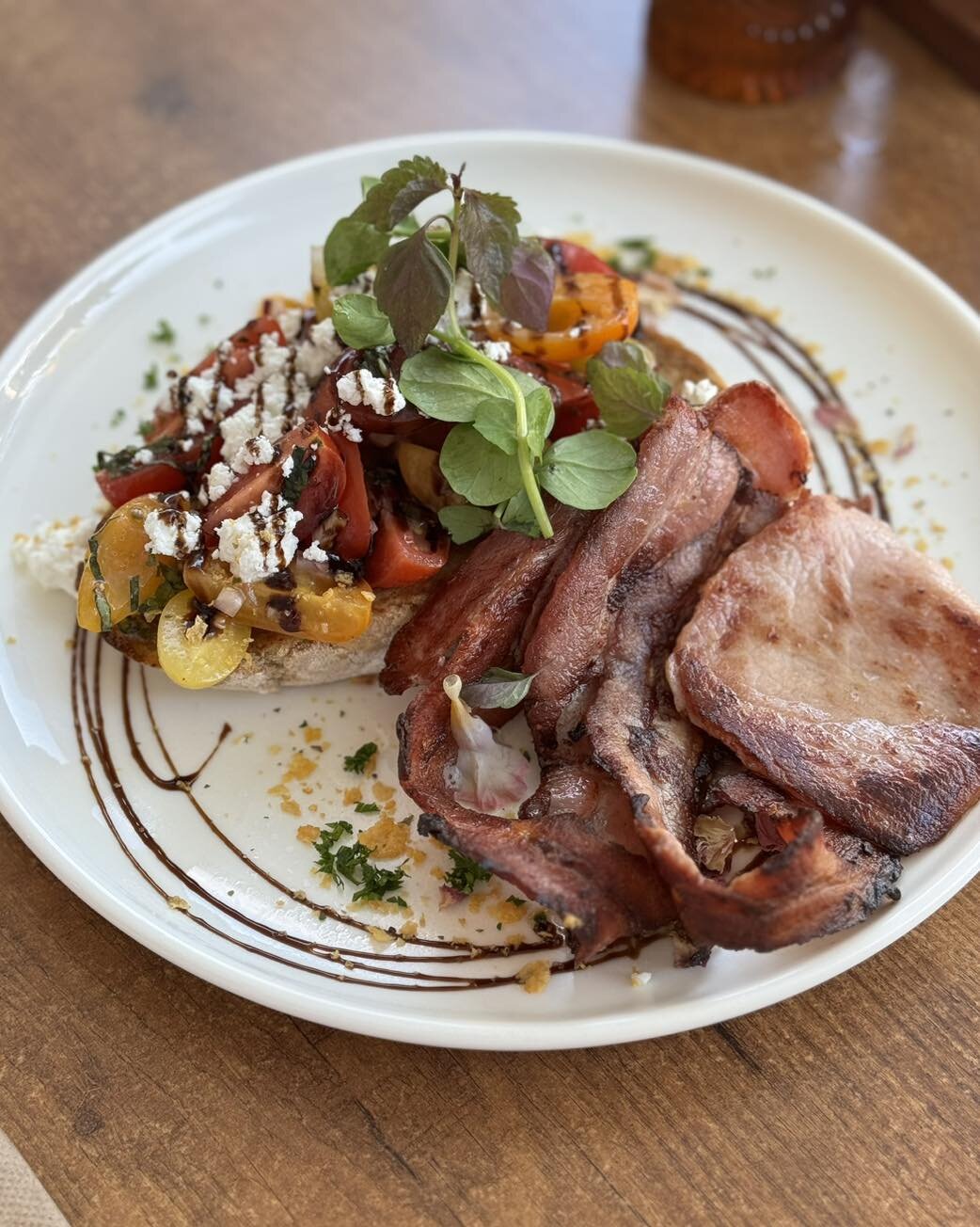 Yum! 🍅🌿🥓 Brekky Bruschetta  topped with goat cheese and a side of crispy bacon 👌
.
.
.
#brekky #brisbanefood #brisbaneeats #brisbanecafe #foodie