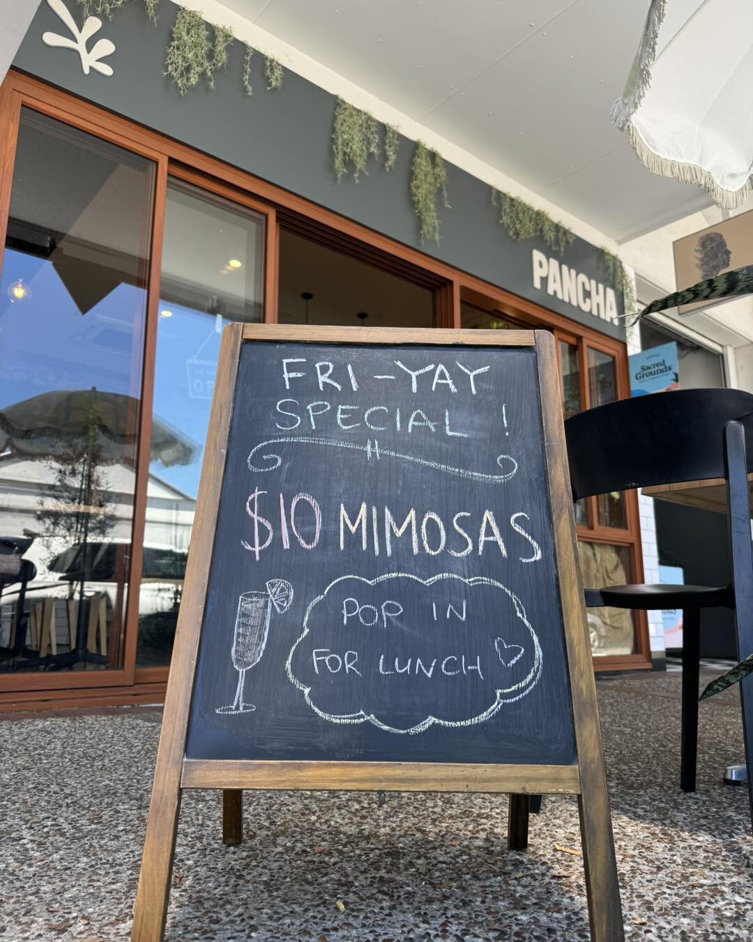 Mimosa anyone? They so cute and they taste even better with your all day brekky or all day lunch 🤗
.
.
.
#lunchspecial #brisbanecafe #fun #yummy  #friyay