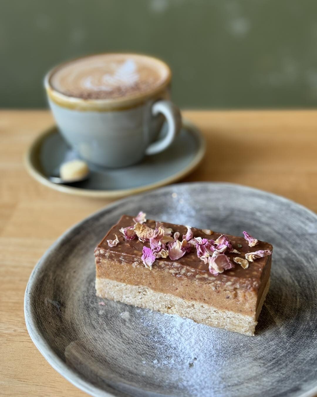 Afternoon Delight 🤎 Hazelnut Bueno Slice with a Cappuccino
.
.
.
#coffee #afternoonsnack #vegan #cappuccino