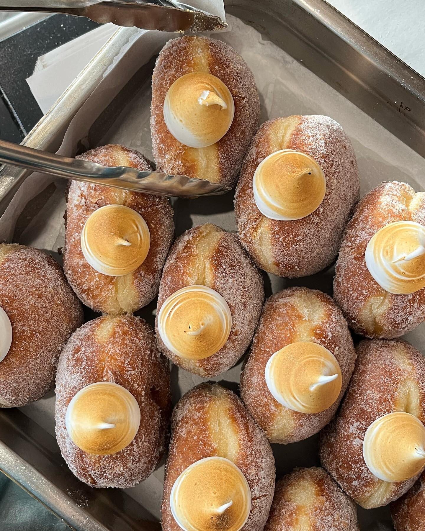 We love donuts 🤤🤤🤤

So many different flavours to play with&hellip; 

In store daily ✨

#donuts #pastry #bakery #morningtonpeninsula