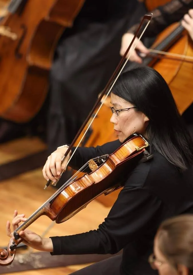 Picture of Li-Ping playing viola
