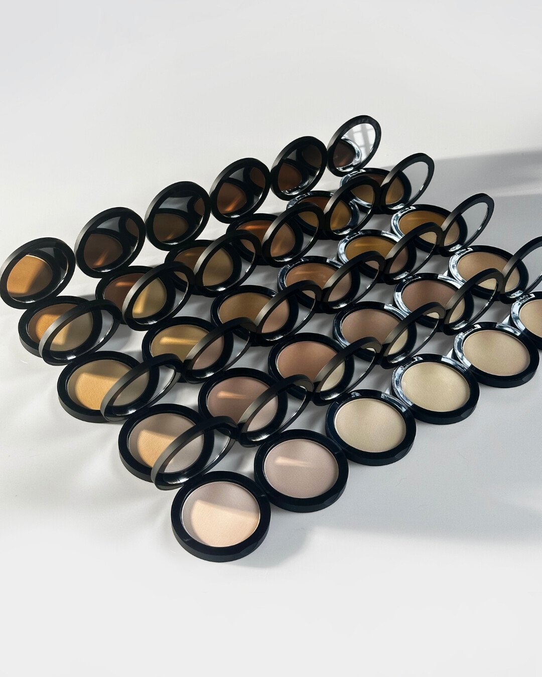 Soft-focus perfection, refined ✨

Our award-winning Pressed Base melts into skin with a weightless feel, delivering a natural, seamless finish that enhances rather than masks. The result: coverage at your control and skin finish that still looks enti
