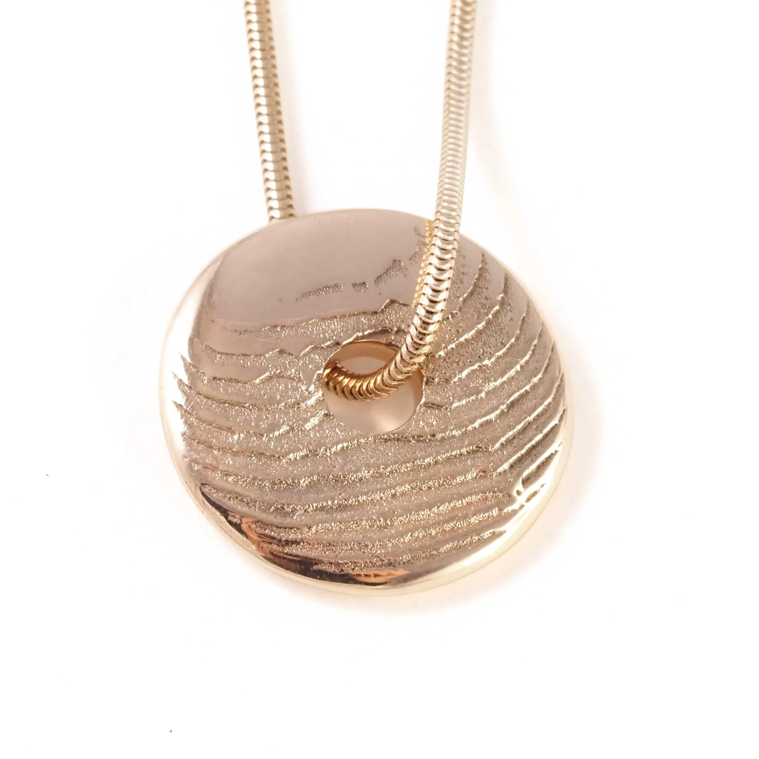 Golden circle of the sea pendant in 14ct gold