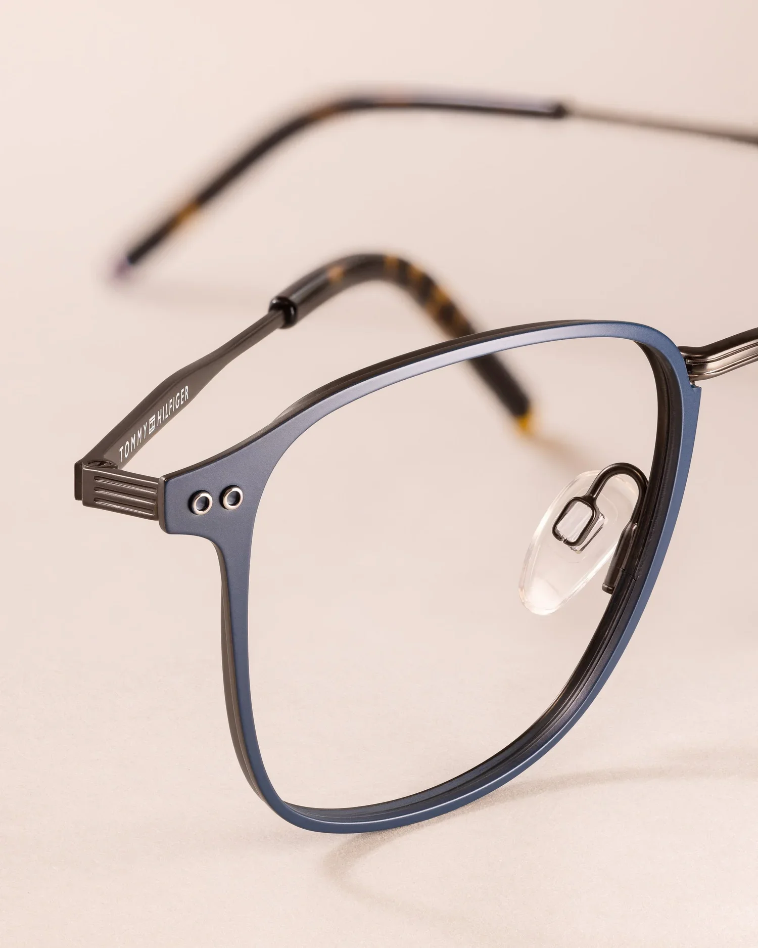 tommy-hilfiger-eyewear-product-photography-5.jpg.webp