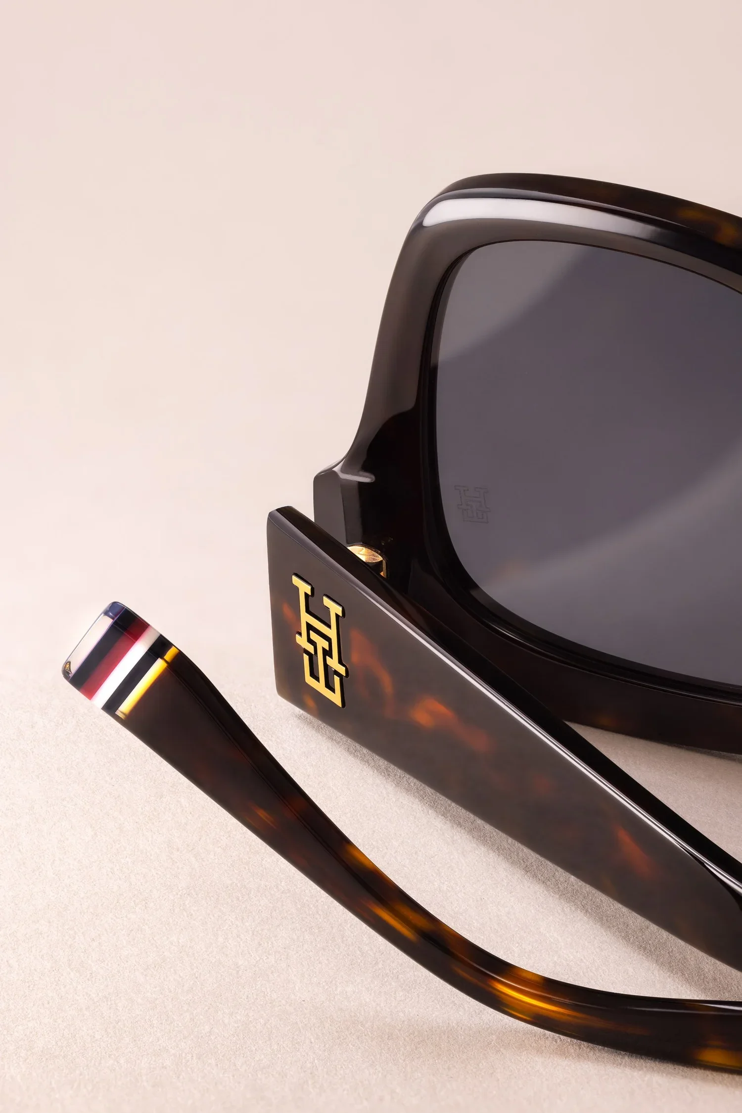 tommy-hilfiger-eyewear-product-photography-4.jpg.webp