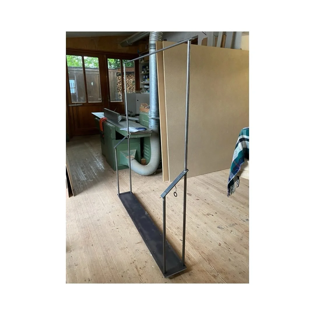 Als Industriedesigner werden h&auml;ufig Prototypen aus Karton erstellt, um die reale Wirkung und den Ma&szlig;stab der Modelle besser einsch&auml;tzen zu k&ouml;nnen 

#prototyping #industrialdesign #m&ouml;beldesign #pfaffenhofen #bayern #cafe