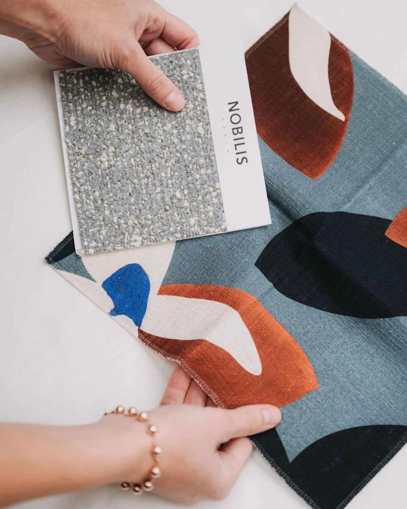 Blick ins Atelier... 

Die Stoffauswahl ist eine visuelle Komposition. Heute trifft weicher Boucl&eacute; die ausdrucksstarken Blumenmuster von @nobilis_paris und @etamineparis .

 Ein echtes Fr&uuml;hlingserwachen f&uuml;r Ihr Zuhause! 💙

#m&uuml;n