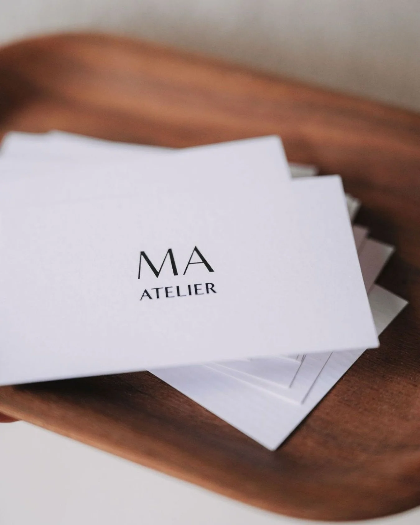 Ein sch&ouml;ner Stoff allein reicht nicht aus &ndash; es bedarf auch des handwerklichen Know-hows, um Ihre Einrichtungstr&auml;ume zu verwirklichen.

Ben&ouml;tigen Sie Unterst&uuml;tzung bei der Auswahl von Farben oder Texturen? Bei MA Atelier find