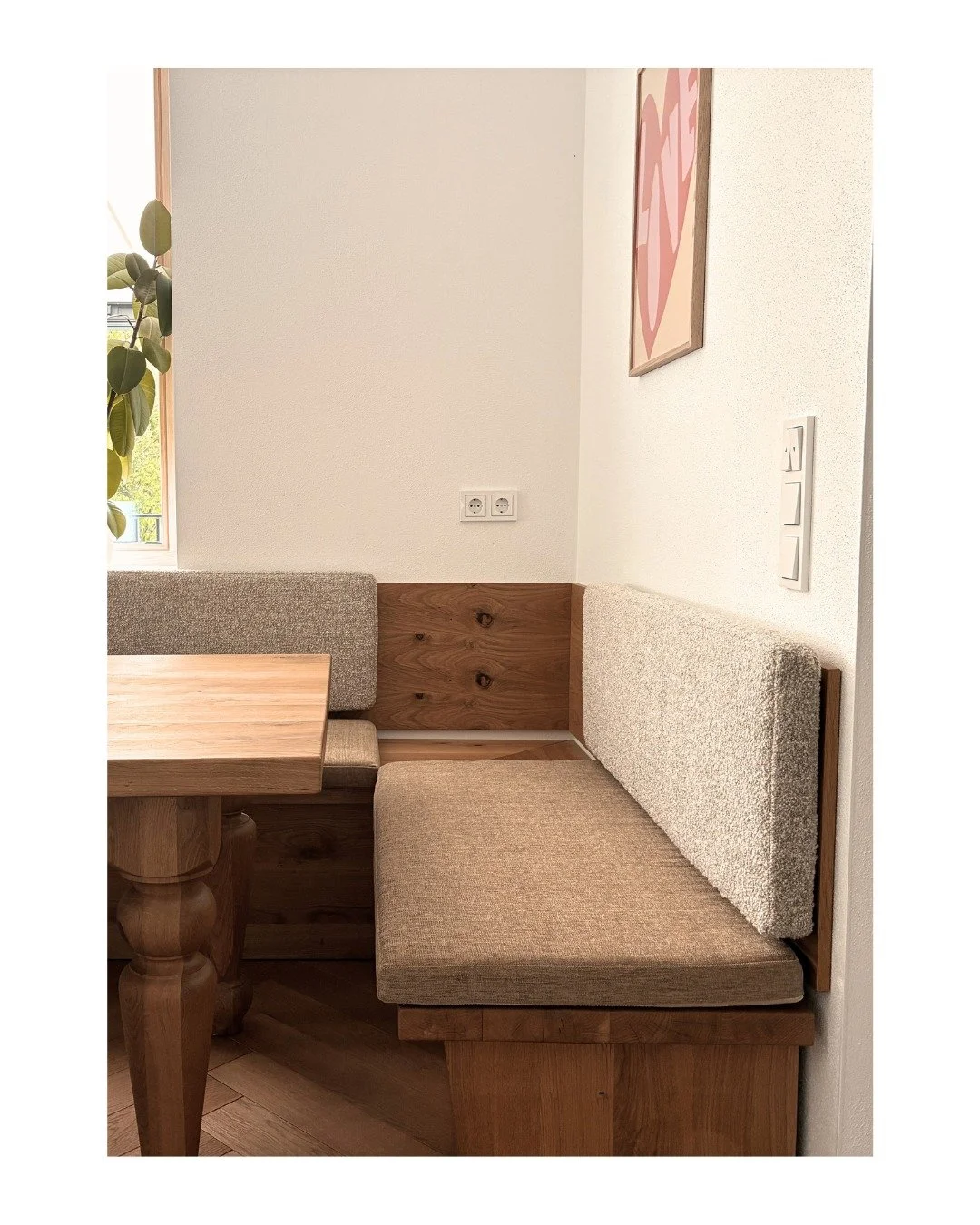 Wie hoch? Wie tief? Wie dick? 

Das sind die Fragen, die meine Kundinnen mir am h&auml;ufigsten stellen, wenn es um eine Polsterbank geht.

Und die ehrliche Antwort: Es gibt keine universelle L&ouml;sung. Jede Bank muss minuti&ouml;s auf die Menschen