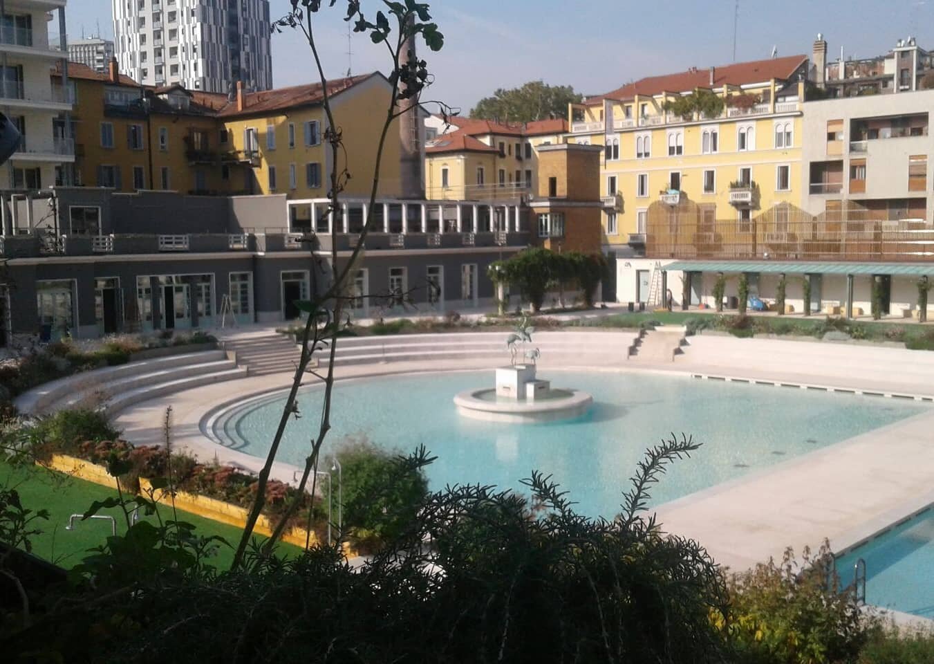 I Bagni Misteriosi ricominciano e sono contento per loro. La creazione della bordura &egrave; stata un lavoro fatto nella tarda primavera 2016 e ve lo racconto.. Rosso, il centro sar&agrave; rosso. Uscivo dal mio primo contatto con il cantiere di via