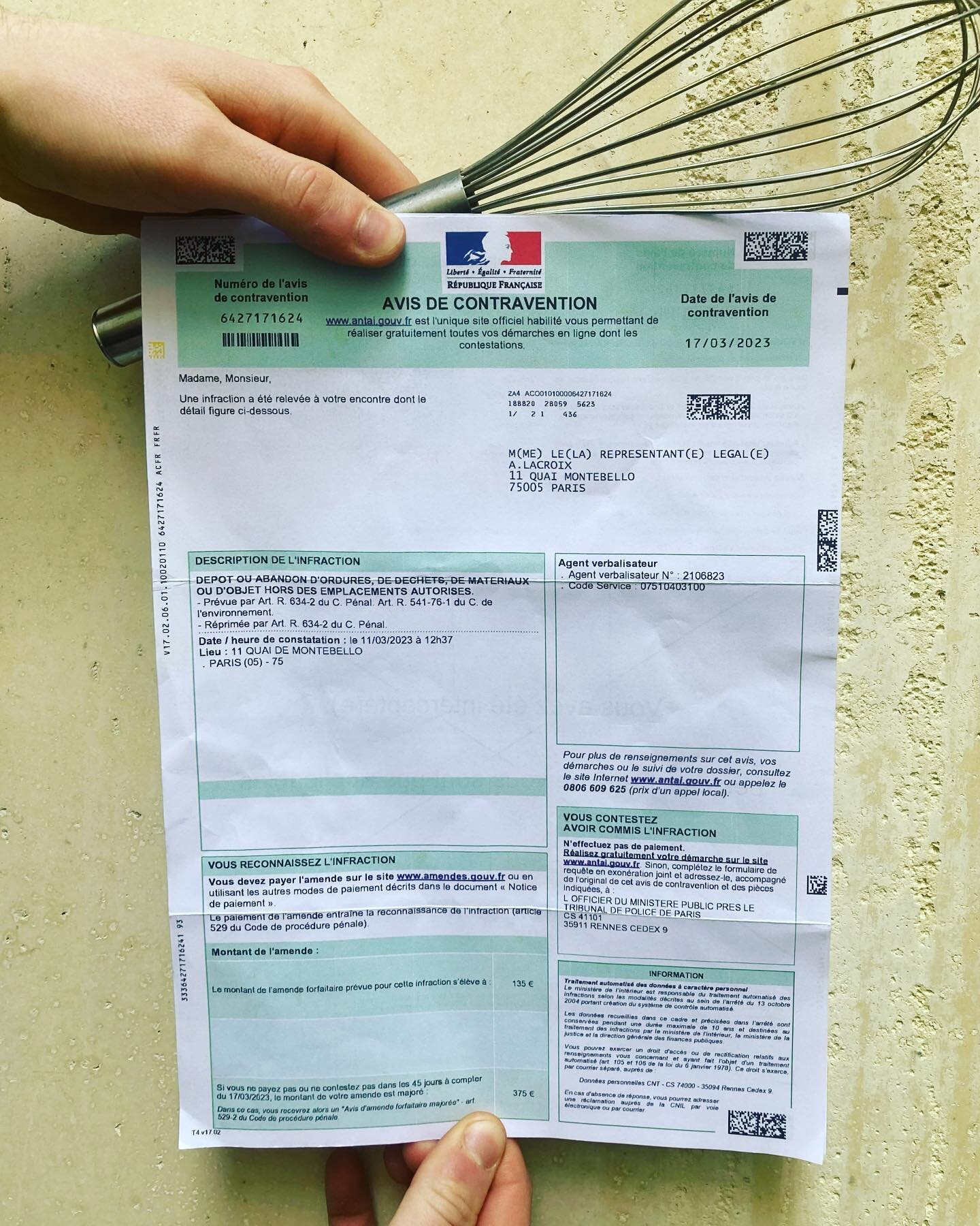 Un petit  poisson d avril. nous avons re&ccedil;u une magnifique farce  de la part de la police municipale une amande pour poubelle pendant les gr&egrave;ves de 135 euros😀😀😀 @parisjetaime @mylittleparis @davidlebovitz @paris_maville @mairiedu5