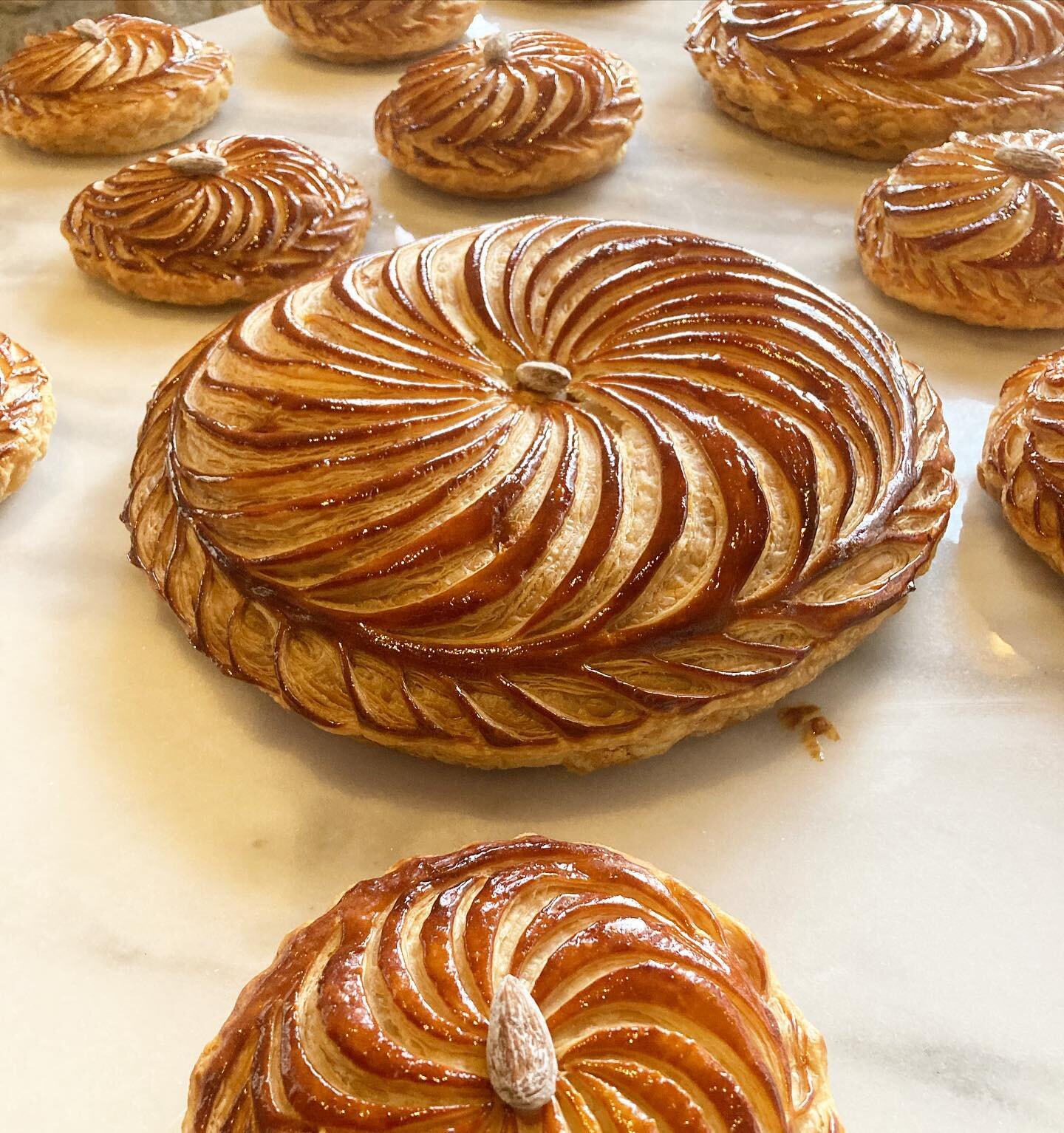 Galette des rois.  P&acirc;tisserie destin&eacute;e &agrave; ruiner tes r&eacute;solutions d&egrave;s la 6e jour de l&rsquo;ann&eacute;e.
*
*
King cake.  Pastry destined to ruin your resolutions from the 6th day of the New Year.