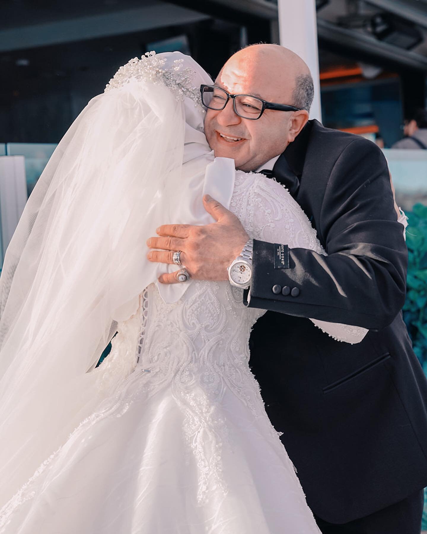 Dad appreciation post ! 

I always always ALWAYS cry when I see dad and bride doing first look and first dance. The happiness in the dad face looking at his princess is priceless and wonderful to witness. 

This was one of my favorite brides and her 