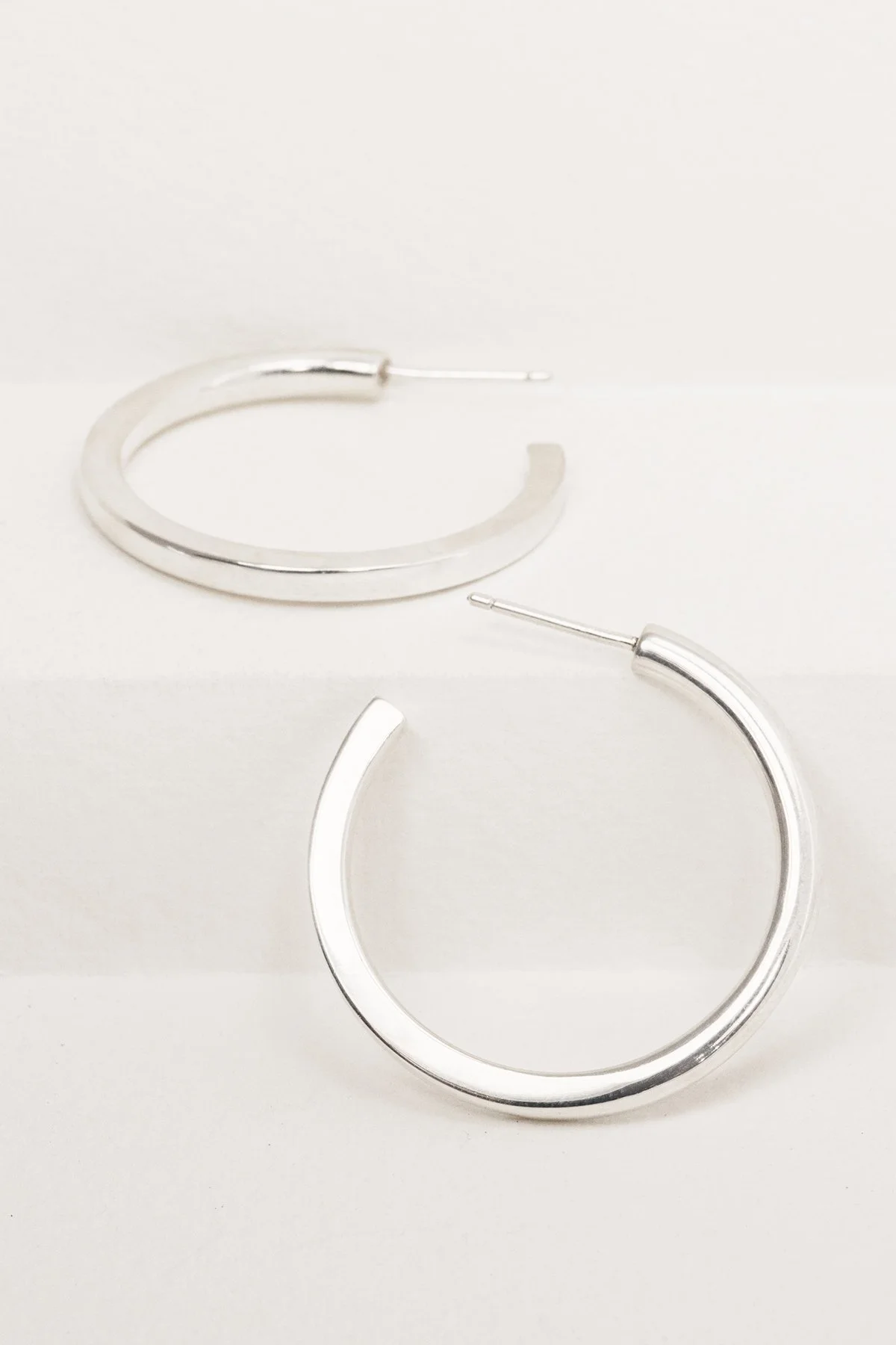 KLOSS_FlowHoop_Pedestal_Silver_Crop.jpg