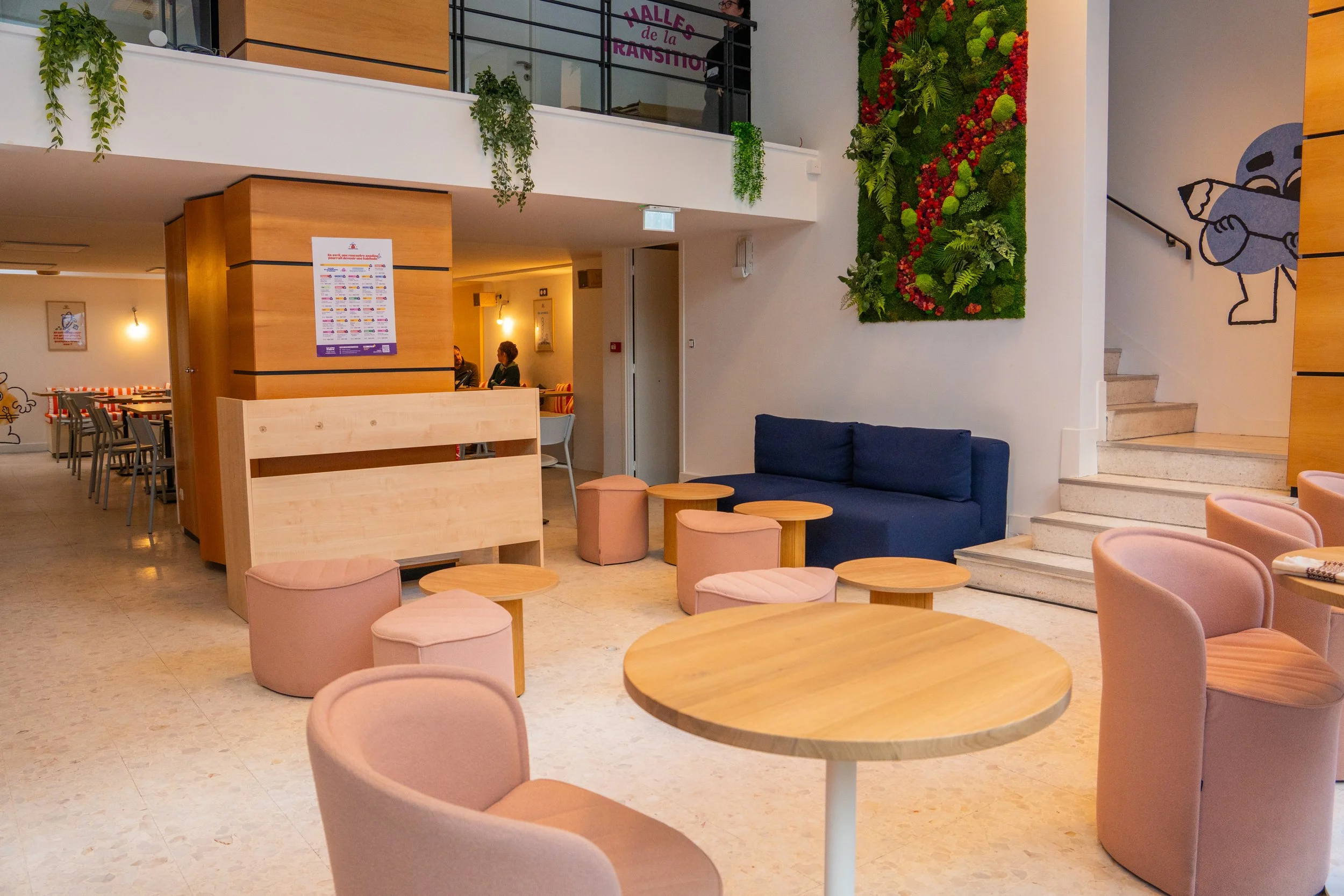 Grande salle principale de 128m2 entre espace restauration et coin chill.