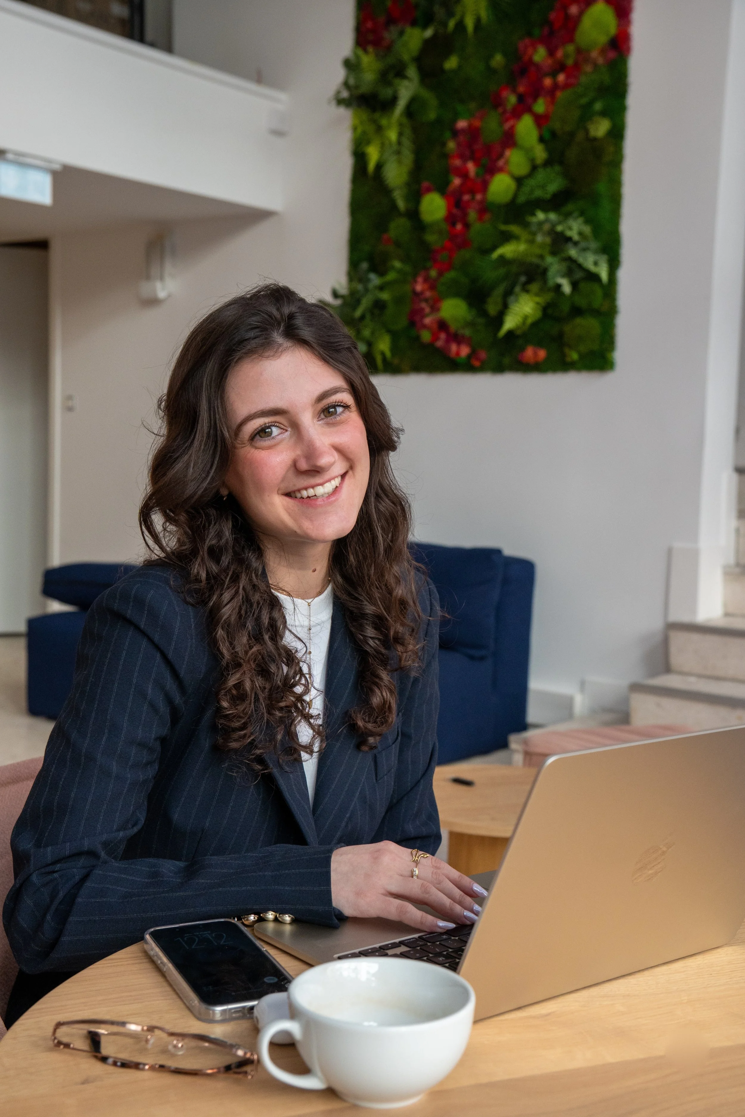 Inès, chargée de communication et marketing