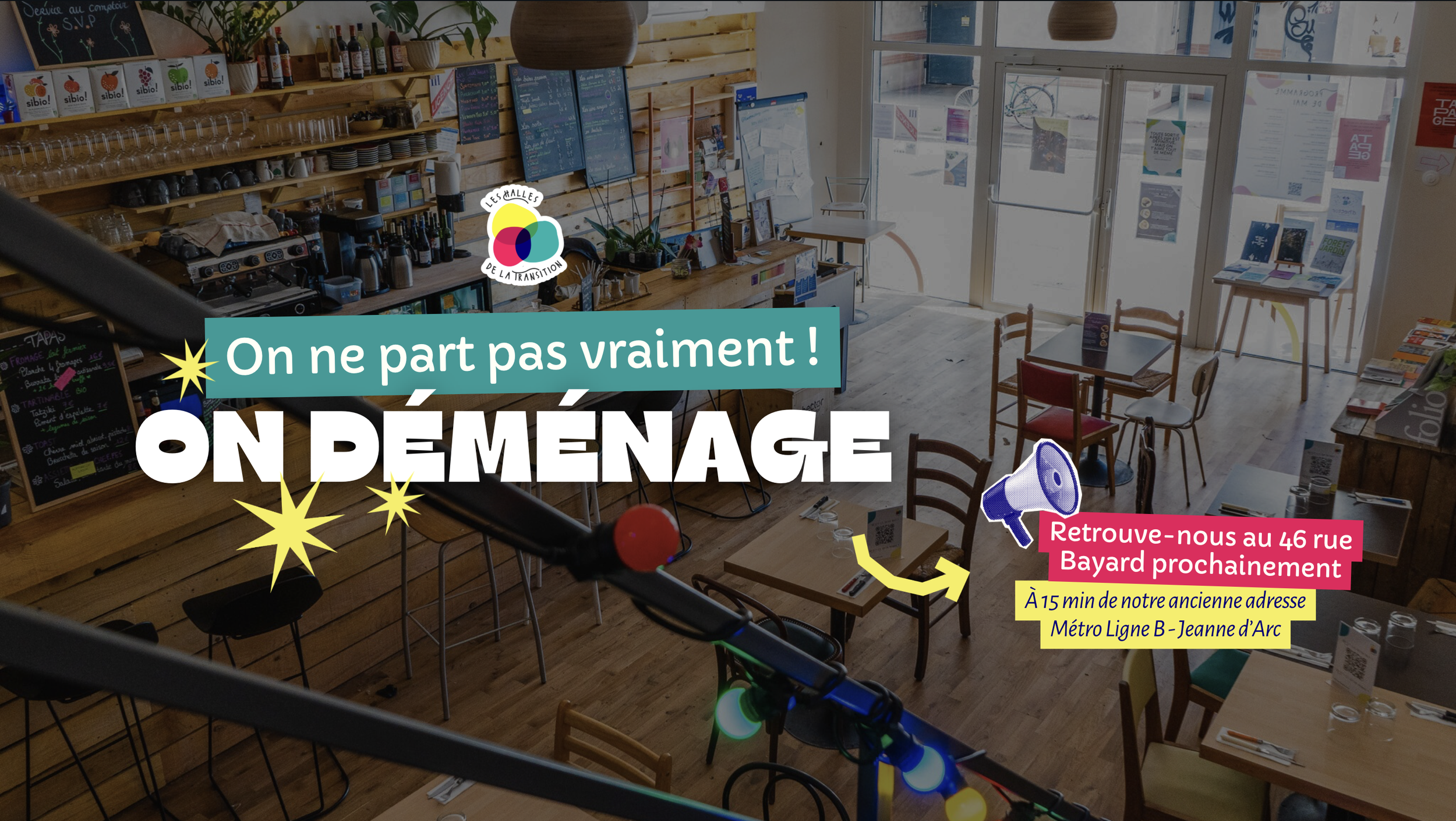 Une carte annonçant un déménagement d'un café ou restaurant, avec des instructions pour retrouver le lieu actuel à proximité, dans un espace intérieur chaleureux avec des tables, des chaises, un comptoir, et des affiches.