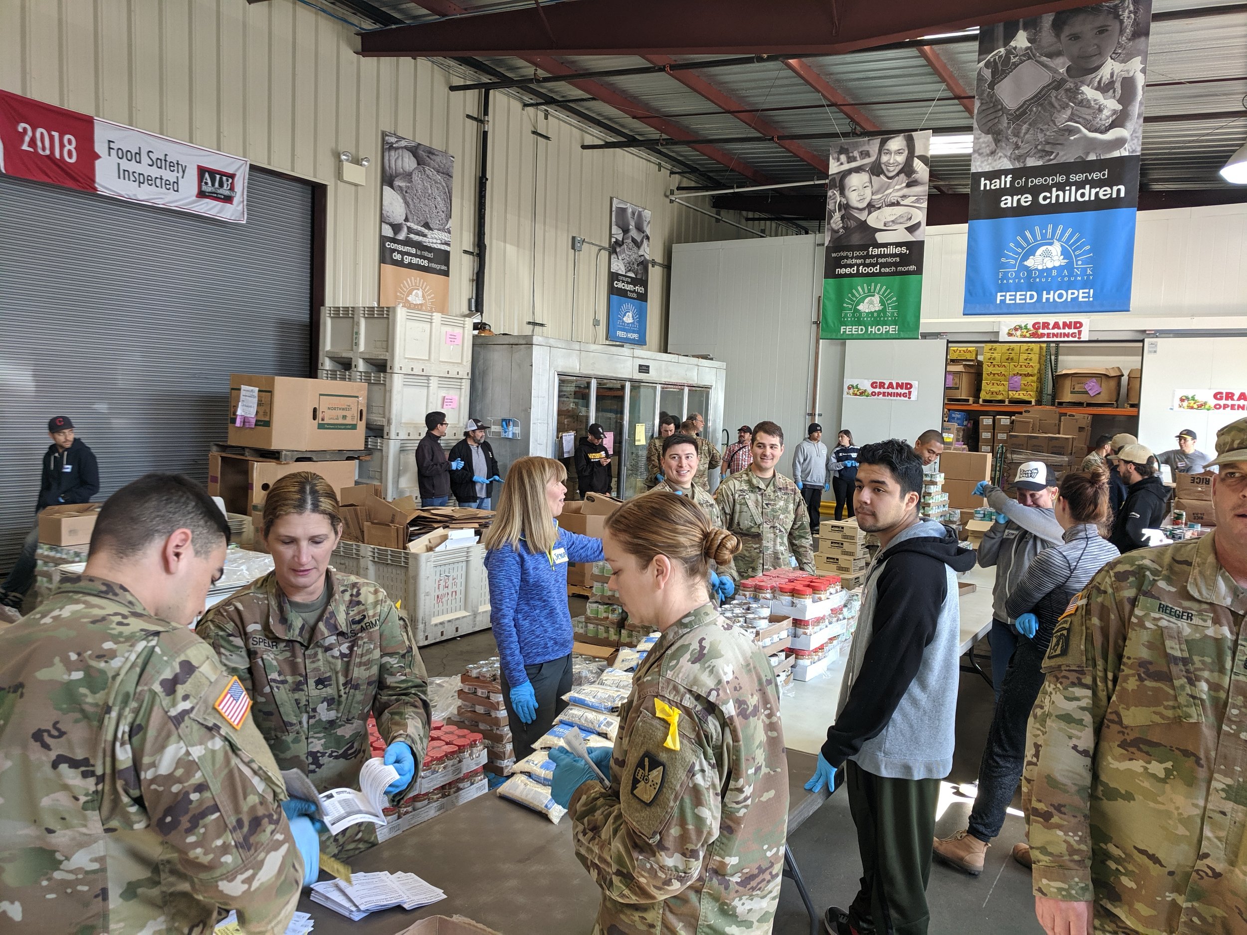 La Guardia Nacional ayuda en una distribución de alimentos durante la pandemia