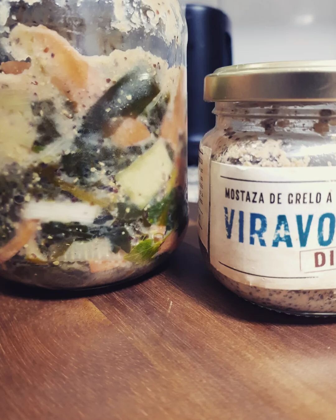 Kimchi galego (Galician Kimchi)
🥗🍙🌱💚
Estuve de viaje en Galicia la semana pasada y teniendo verduras de proximidad excelentes hice esta  interpretaci&oacute;n local del kimchi. Hecho con grelos(brassica ruvo), puerro, zanahoria, cebolla, ajo, pim