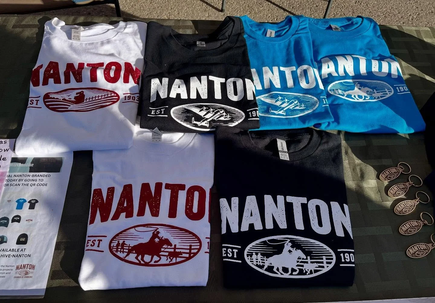 Vendors are setting up on Main Street. Come on down and pick up some cool wares and Nanton branded merchandise! Market is 9-3 with a hockey game at 11:30 and music after 1! @explorefoothills @mosquitocreekmusicnanton #farmersmarket 9-1