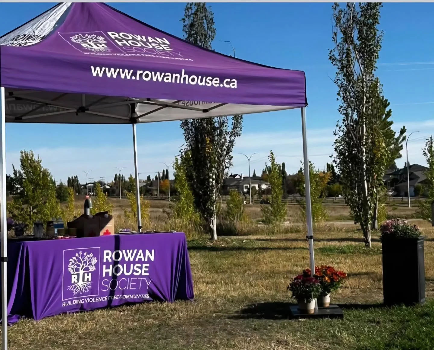 Rowan House had a bench and tree dedication at Landfill Park. The Town of High River made the donation to mark their 25th Anniversary. Rowan House Society appreciated the thoughtfulness of the Town with the beautiful bench, tree and plaque and were s