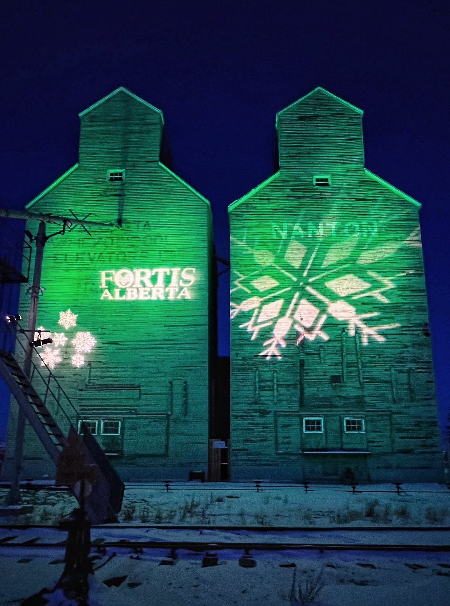Have you checked out the beautiful lit up @nanton_elevators yet?! Wow! One more reason to visit Nanton this month. Shop the fantastic array of businesses, grab a bite to eat at one of the many cafes and restaurants, and stick around once it's dark to