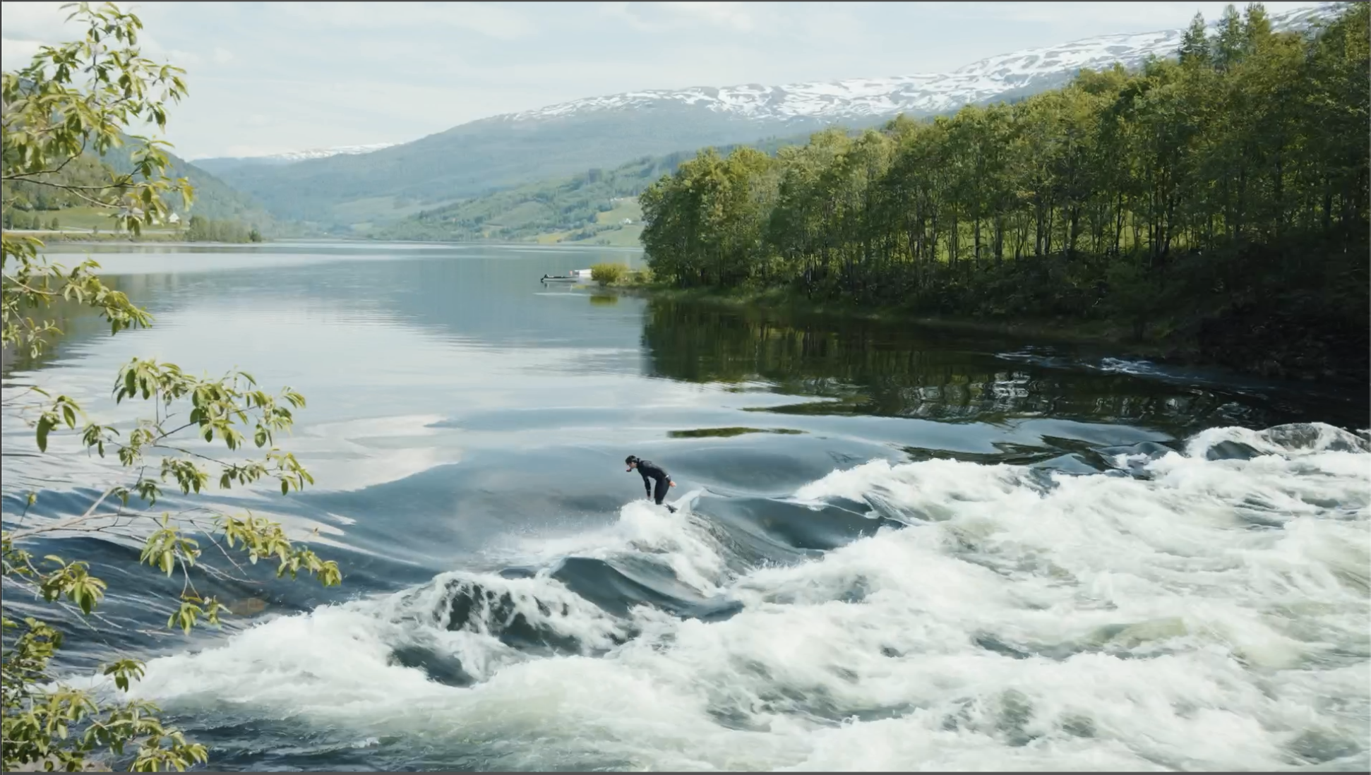 Elvesurfing med Benjamin Forthun