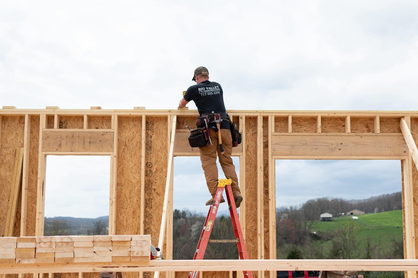 Custom home. Exterior walls and prepping for trusses. 🏠

#contractors #contractorsofinstagram #constructionworker #constructionwork #constructioncompany #builders #contruction #constructionsite #constructionlife
#bigvalleyconstruction #jlg #dji #mif