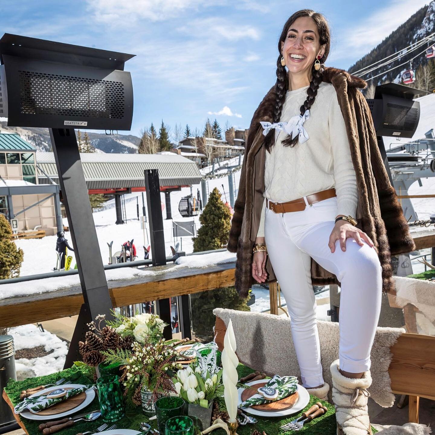 Apr&egrave;s has never looked better than when @chefanienass stops by to decorate with #ChefanieTableware 🌿🥂 We are still in awe ✨