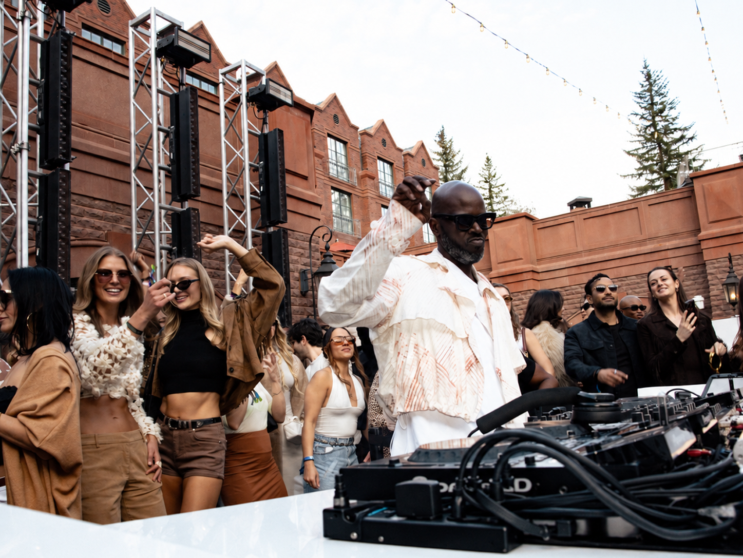 Black Coffee performing for guests in The Snow Lodge courtyard