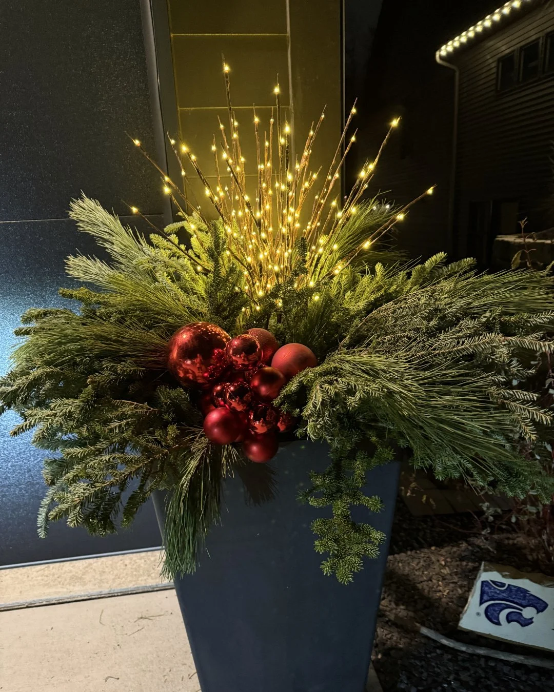 Love a pot that&rsquo;s as lovely at night as it is during the day. Simple and modern and anything but boring.