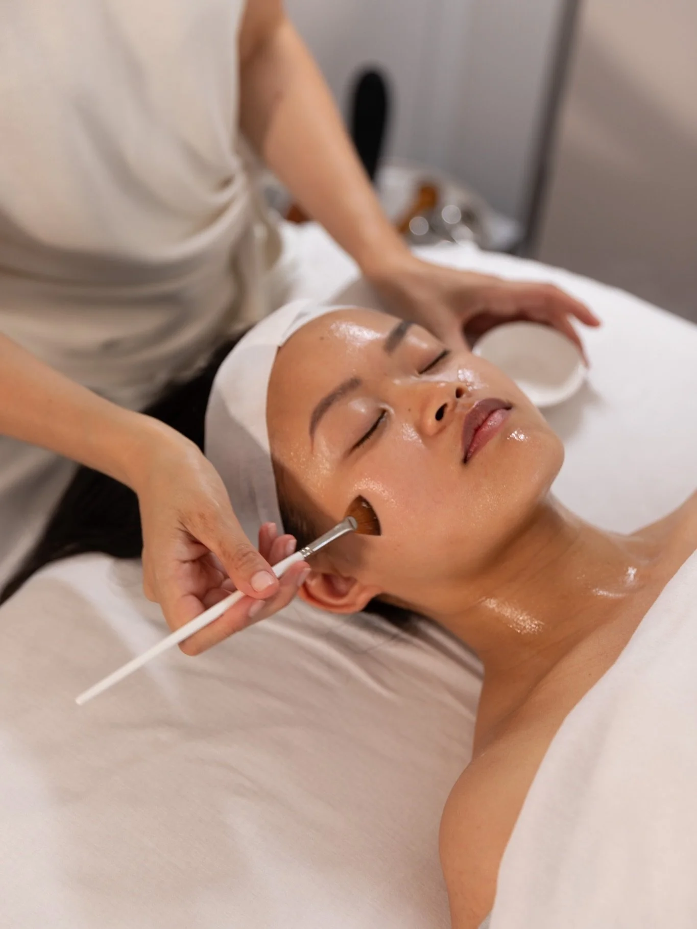 ✨ The Bespoke Facial Experience ✨

No two faces are the same and neither are my facials.
Each treatment is intuitively tailored to your skin&rsquo;s needs and mood of the day.

From deep cleansing and extractions to resurfacing, sculpting massage, bu