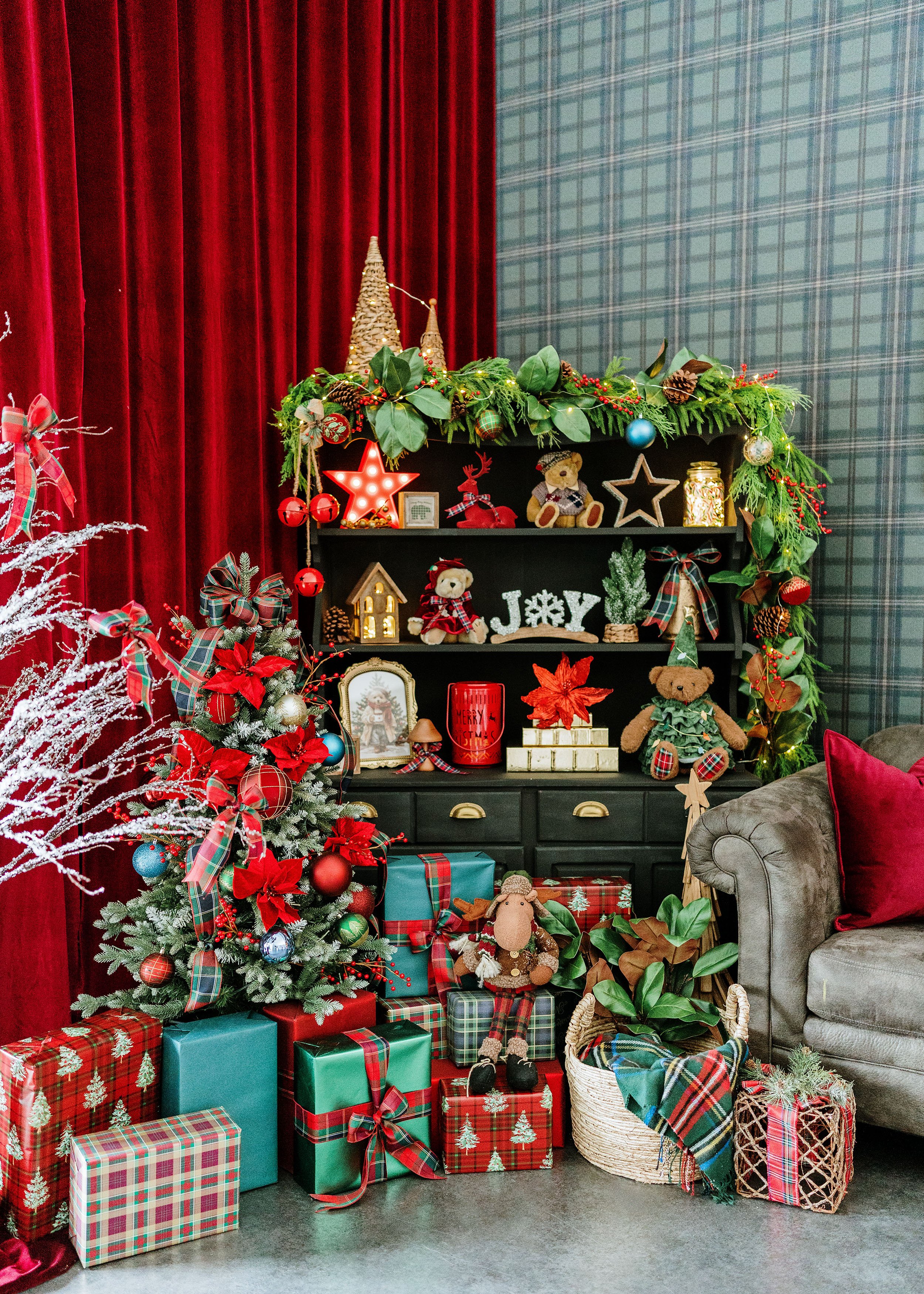 The Tartan Room – Available Oct. 17–Dec. 31, in front of the Dark Mood Wall. 
