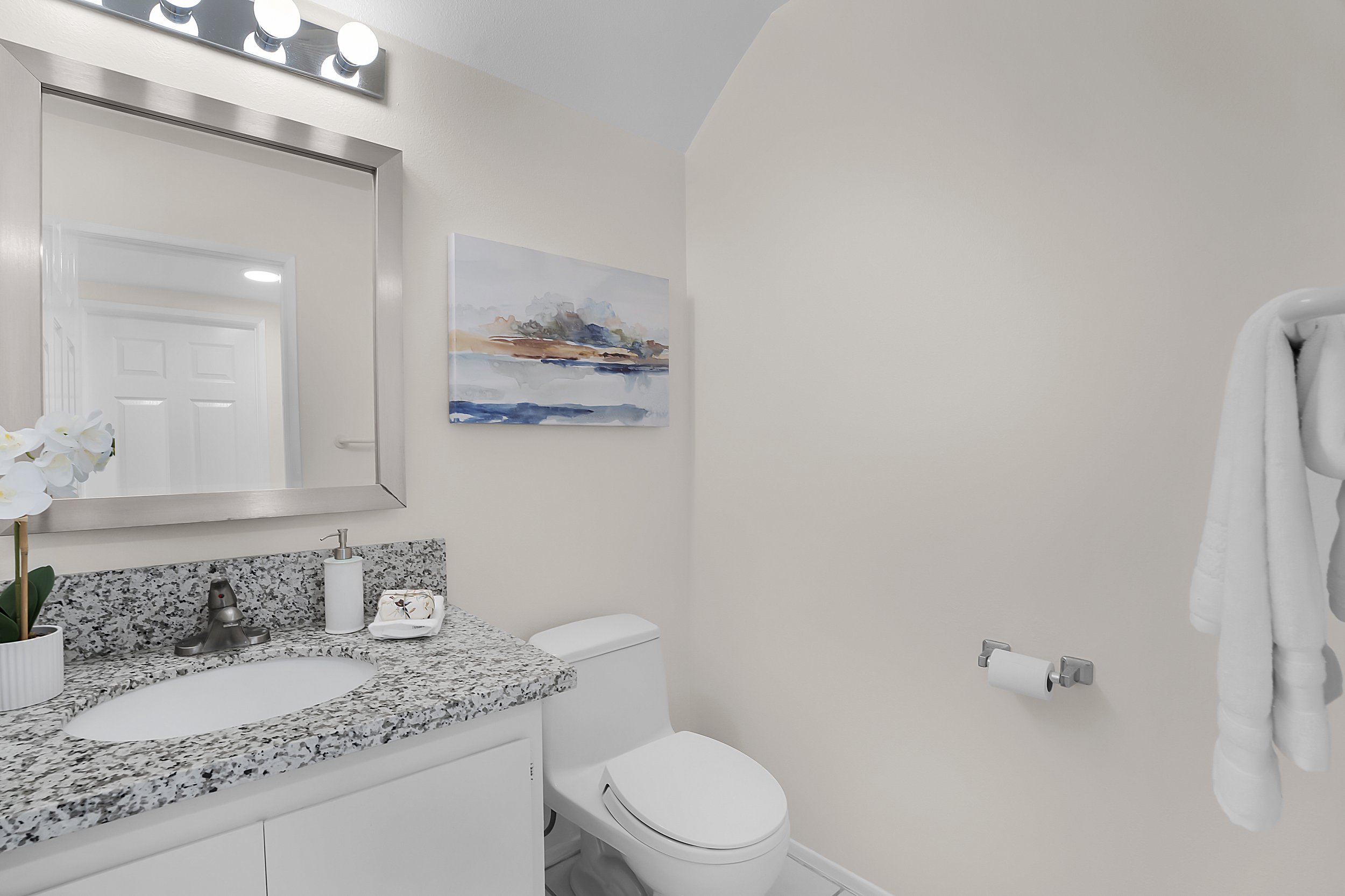 2071 Monaco St - bathroom