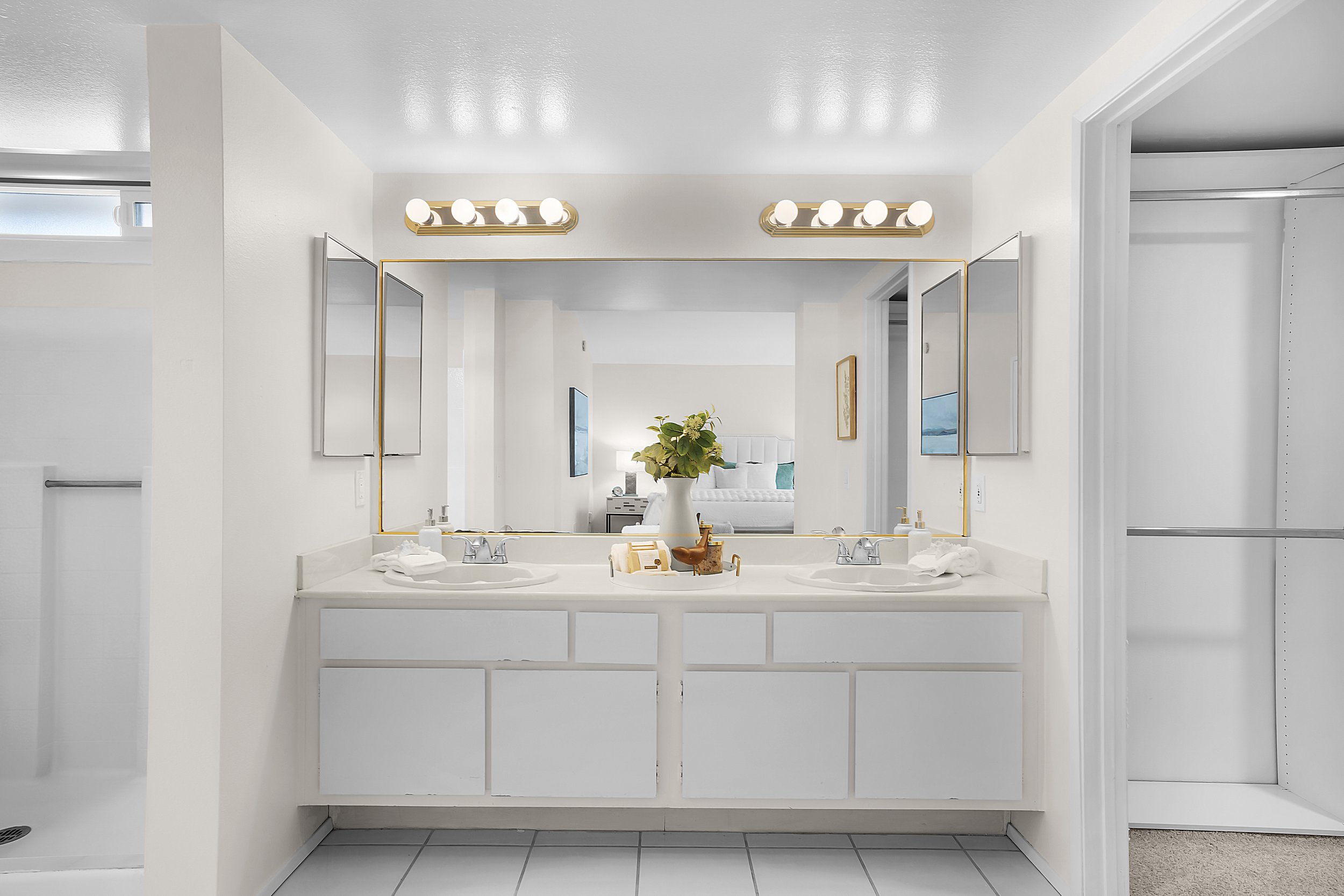 2071 Monaco St - primary bathroom